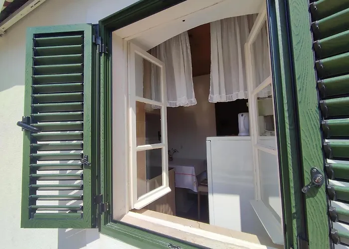 Nikola Accommodation 3* Božava